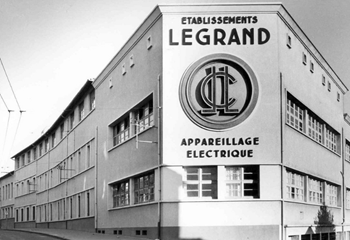 Gammel bygning med Legrand logo