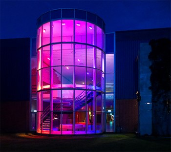 Glasparti oplyses af farvet lys i JYSK arena