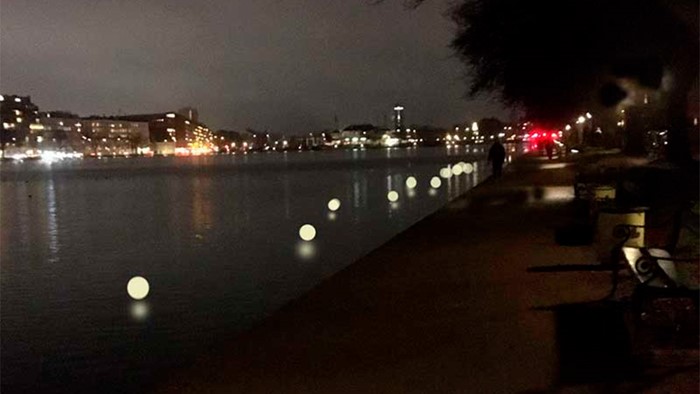 Søerne i København med runde LED lyskilder ovenpå vandet