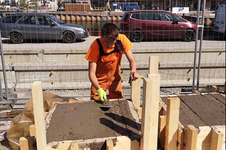 Deltager i Verdens Vildeste Brobyggere støber beton