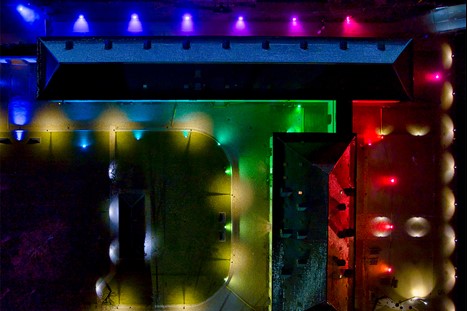 Kuglegården set oppefra med LED armaturer i forskellige farver
