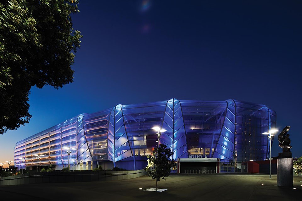 Stadion med blålig facadebelysning
