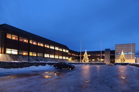 Nuuk Rådhus om aftenen
