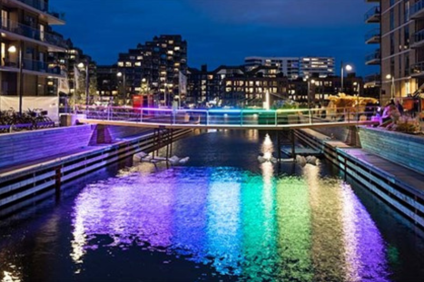 Bro med farvet LED belysning