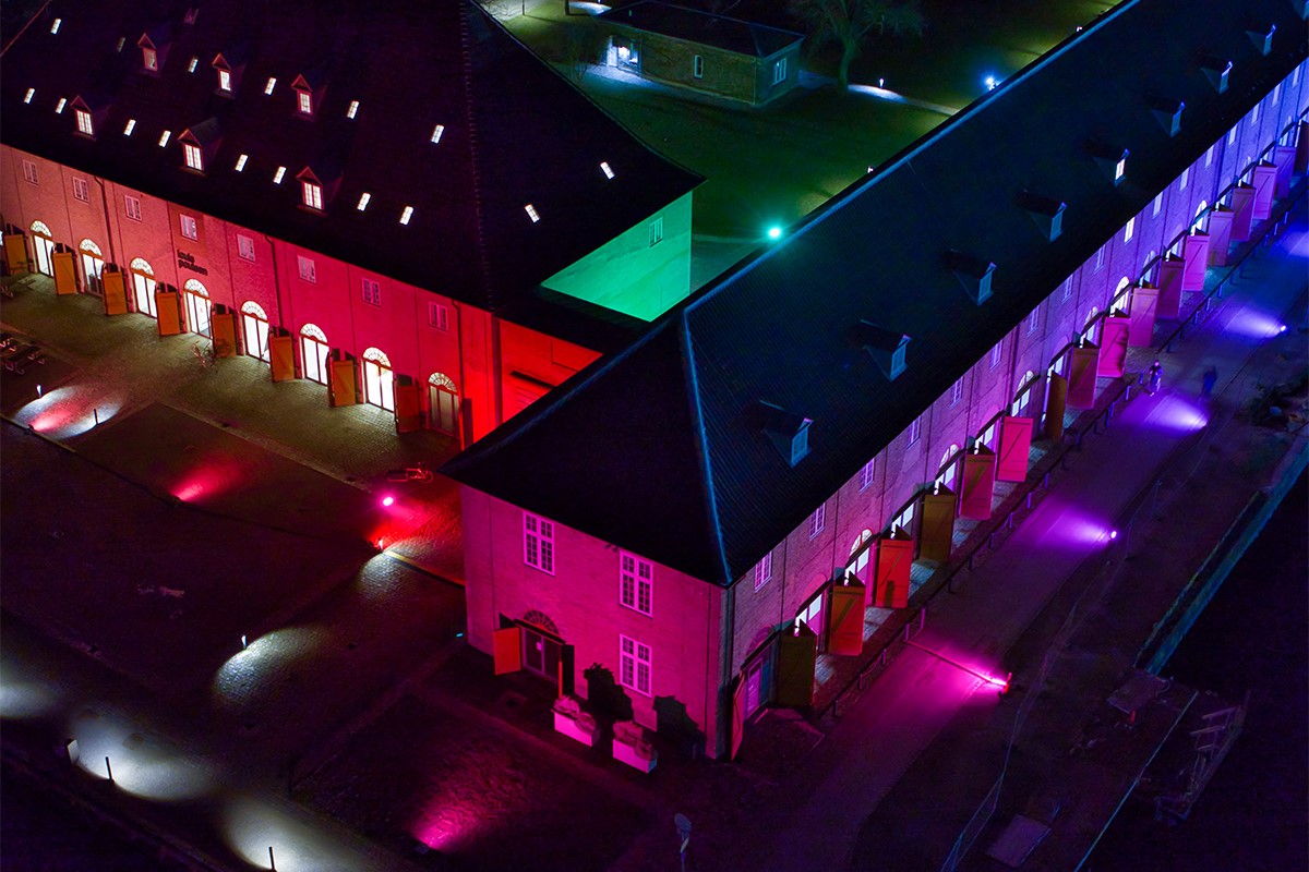 Kuglegården set oppefra med facadebelysning i rød, pink og grøn