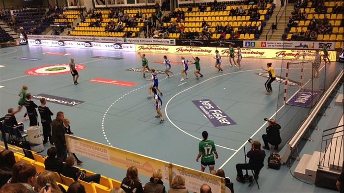Holdboldkamp og tilskuere i JYSK arena i Silkeborg
