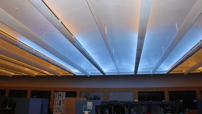 Koldt hvidt lys og varmt lys i loftet i Naviairs kontrolcentral