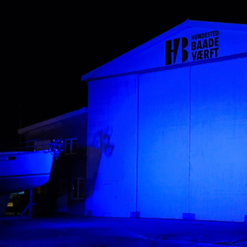 Baadeværftet i Hundested oplyst i blå farver