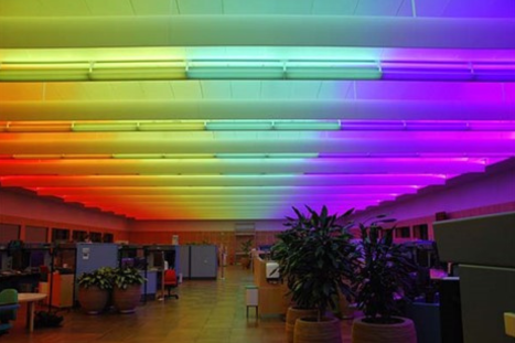 Farvet RGB lys i loftet hos Naviair