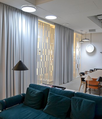 Sofa og lampe i Louis Poulsen Light Lab