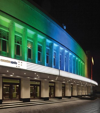 Grøn og blå LED belysning på teaterfacade