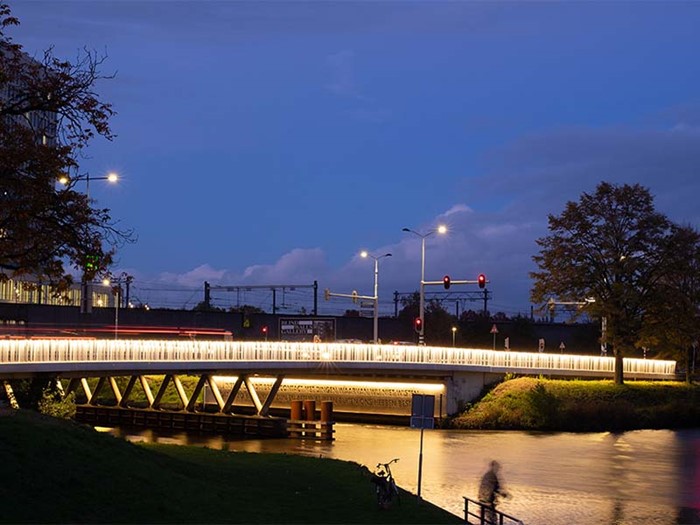 Bro over vandet oplyst af hvid LED belysning