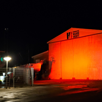 Baadeværftet i Hundested oplyst i orange farver