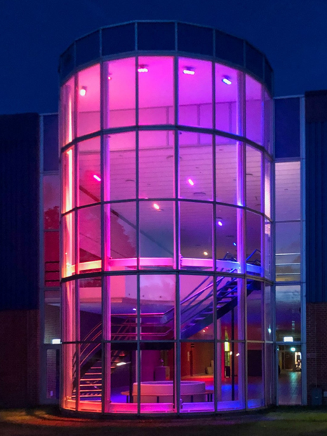 Glasparti ved JYSK arena lyst op i forskellige farver
