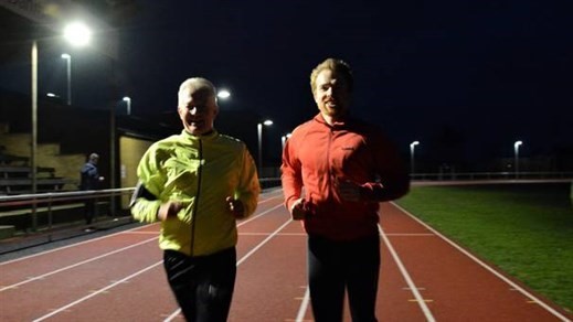 To løbere på atletikstadion i Nyborg