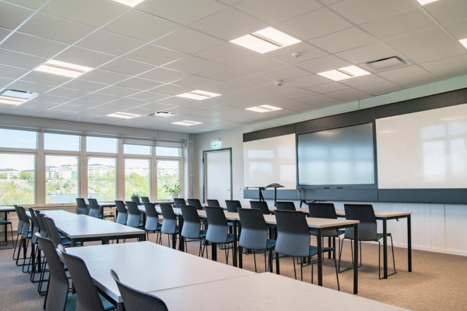 Aura Light armaturer i et klasselokale på en skole