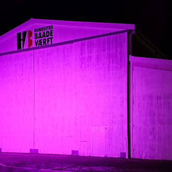 Baadeværftet i Hundested oplyst i pink farver