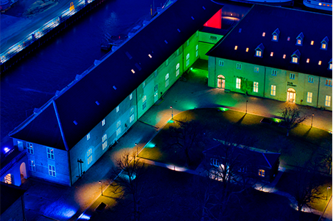 Luftfoto af Kuglegården med lys i forskellige farver