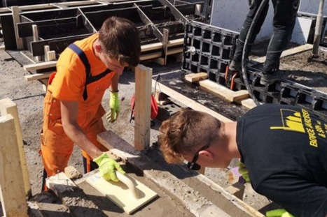 Deltagere i Verdens Vildeste Brobyggere støber beton