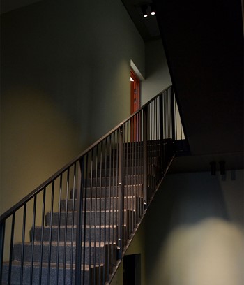 Belysning i trappeopgang på Bakkedraget