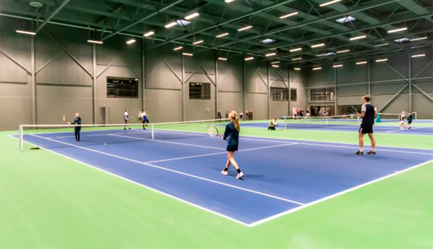 Tennisbaner med spillere i Holbæk Sportsby