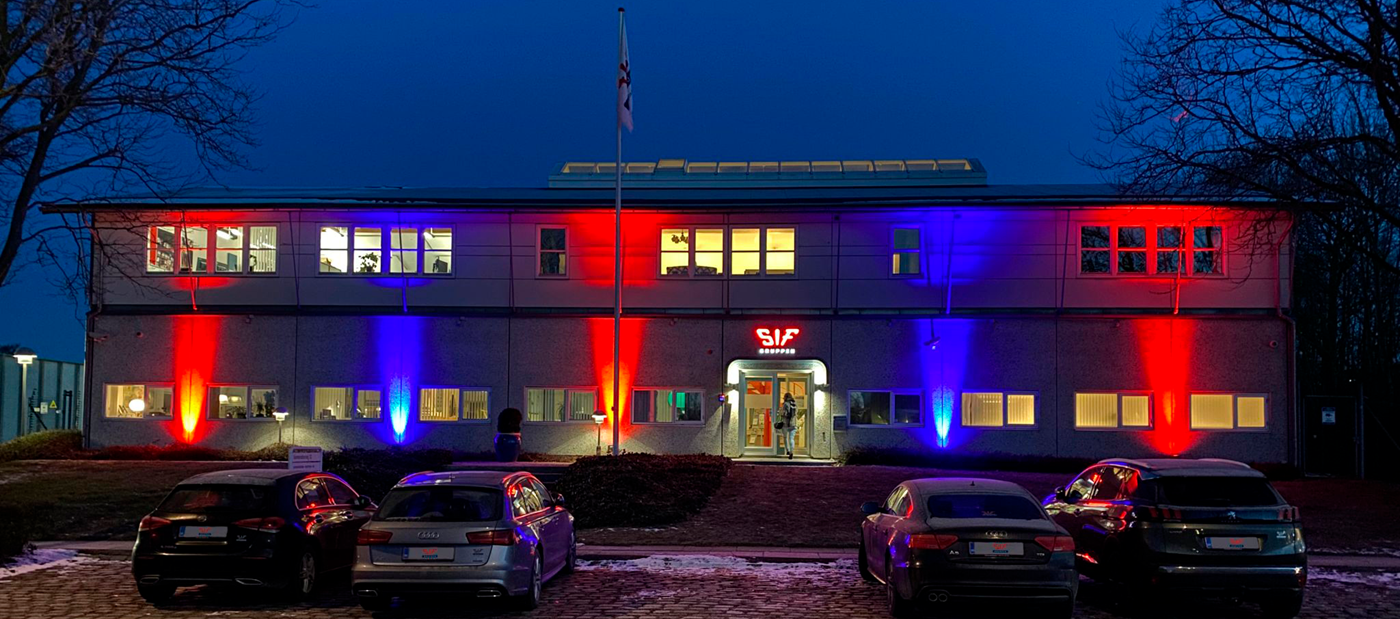 SIF Gruppens hovedkontor oplyst i blå og røde farver