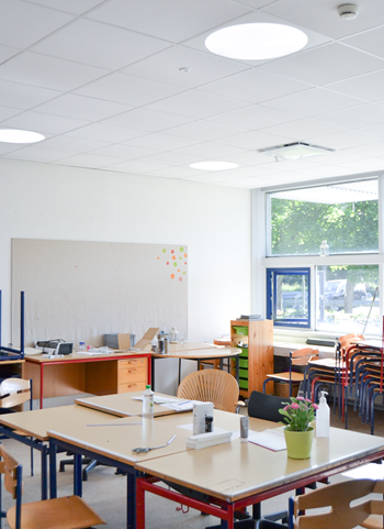 Klasselokale med LED belysning på Jyllinge Skole