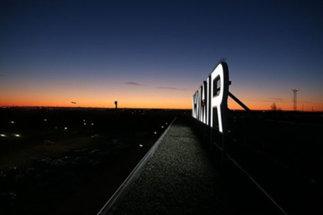 Naviair logo på bygning med solnedgang i baggrunden