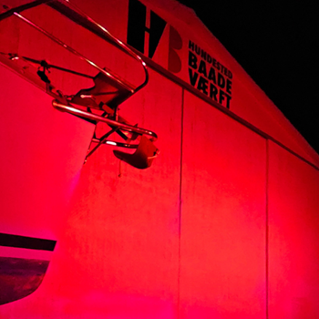 Baadeværftet i Hundested oplyst i røde farver