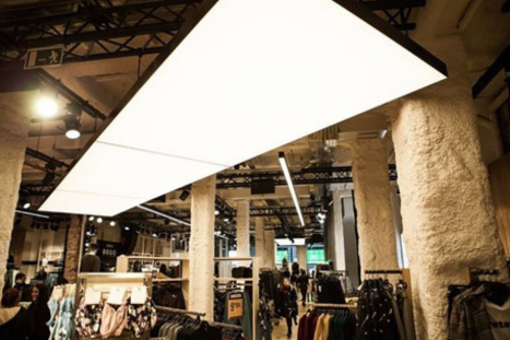 Hvide paneler med lys i loftet af en tøjbutik