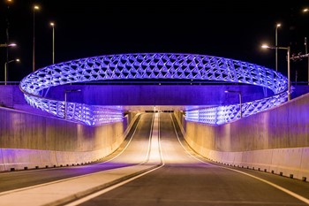 De Zwerm tunnel med blå og lilla LED belysning