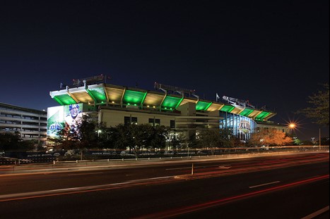 Grøn og orange facadebelysning på stadion