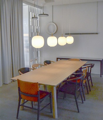 Light Lab med lamper over spisebord