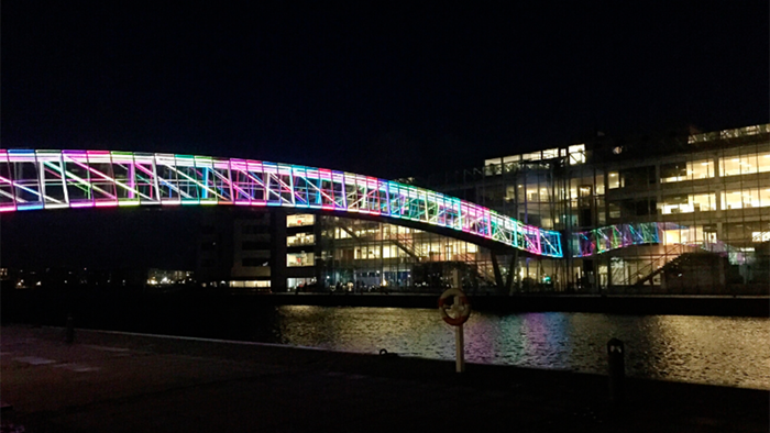 Lysbro i forskellige farver ved AAU CPH i Sydhavn