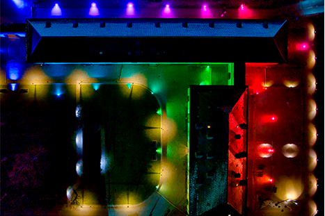 LED armaturer i forskellige RGB farver set oppefra