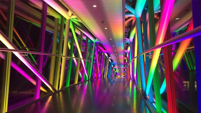 Gangbro lyser i forskellige farver ved Aalborg Universitet i København