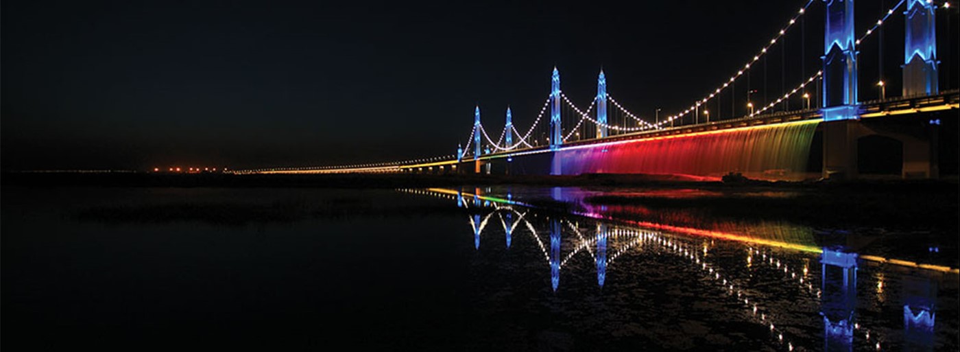 San Francisco-Oakland Bay Bridge med LED belysning i flere forskellige farver