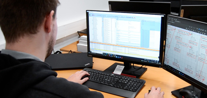 Vanpee tekniker programmerer intelligent lysstyring
