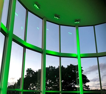 Grøn LED belysning oplyser facadeparti i JYSK arena