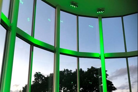 Facadebelysning med grønt lys i JYSK arena