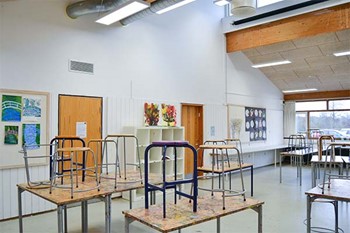 Undervisningslokale med LED belysning på Baunehøjskolen