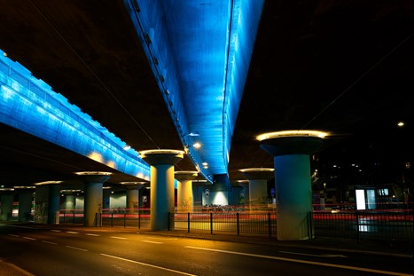 Sydhavn station oplyst om aftenen