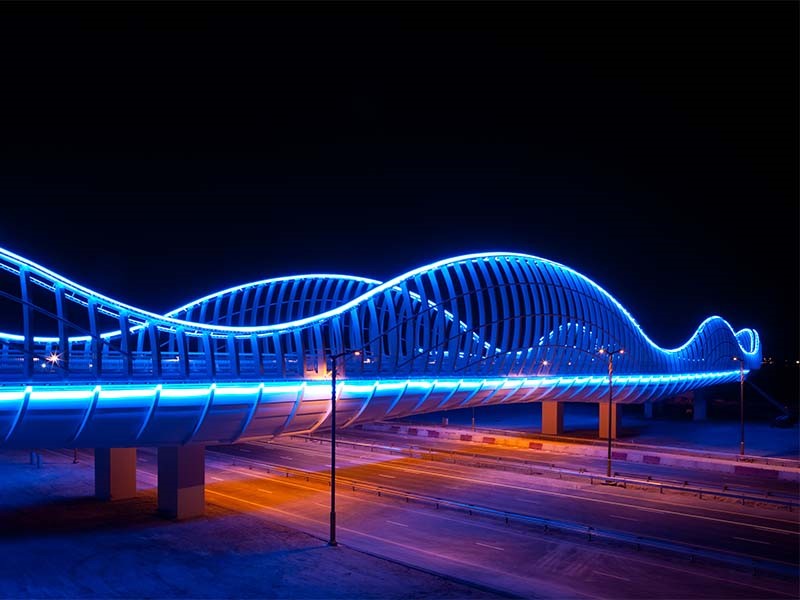 Bro med blåt og rødt LED lys