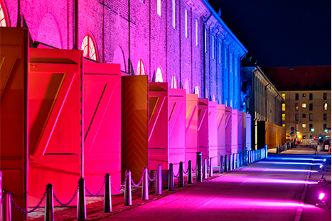 Kuglegårdens porte lyst op af LED armaturer i forskellige farver
