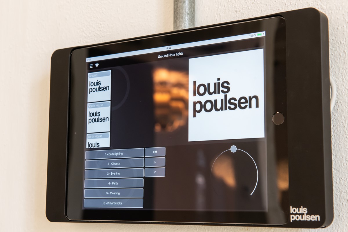 iPad i iPadholder på Louis Poulsens kontor
