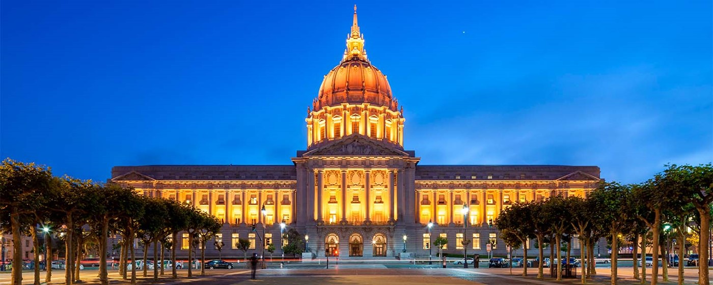 San Francisco City Hall med oplyst facade