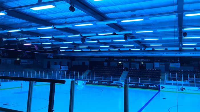 Blå belysning i Odense Idrætsparks ishockeyhal