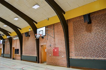 LED belysning i idrætshal på Baunehøjskolen