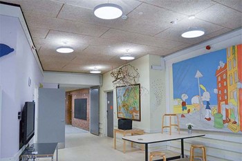 Fællesområde i SFO'en på Baunehøjskolen med LED armaturer