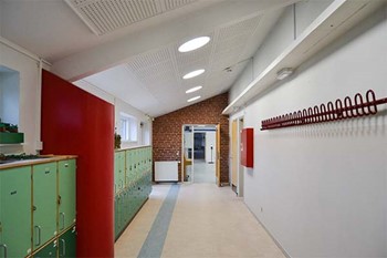 Gangareal med LED armaturer på Baunehøjskolen